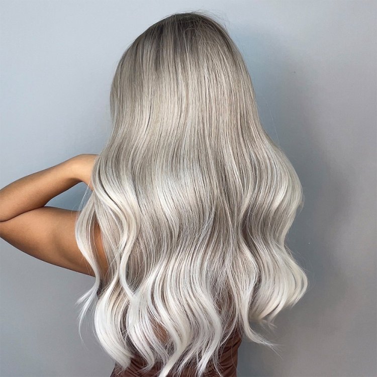 Περούκα Συνθετική Ξανθιά/Γκρι Σαντρέ Όμπρε Μακριά Κυματιστή με Φράντζα