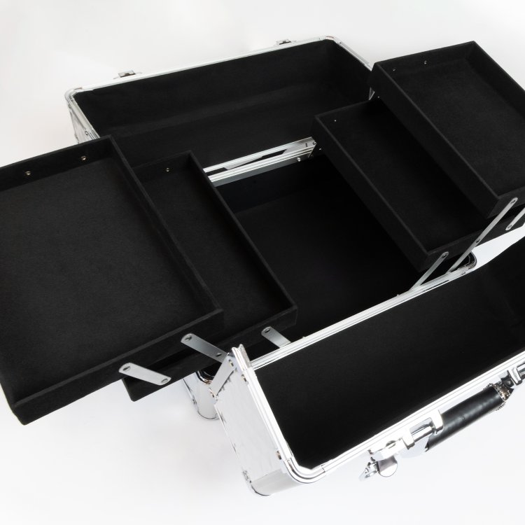 Επαγγελματική Βαλίτσα Αλουμινίου Τροχήλατη Ασημί– Μικρή Φθορά στο Εσωτερικό