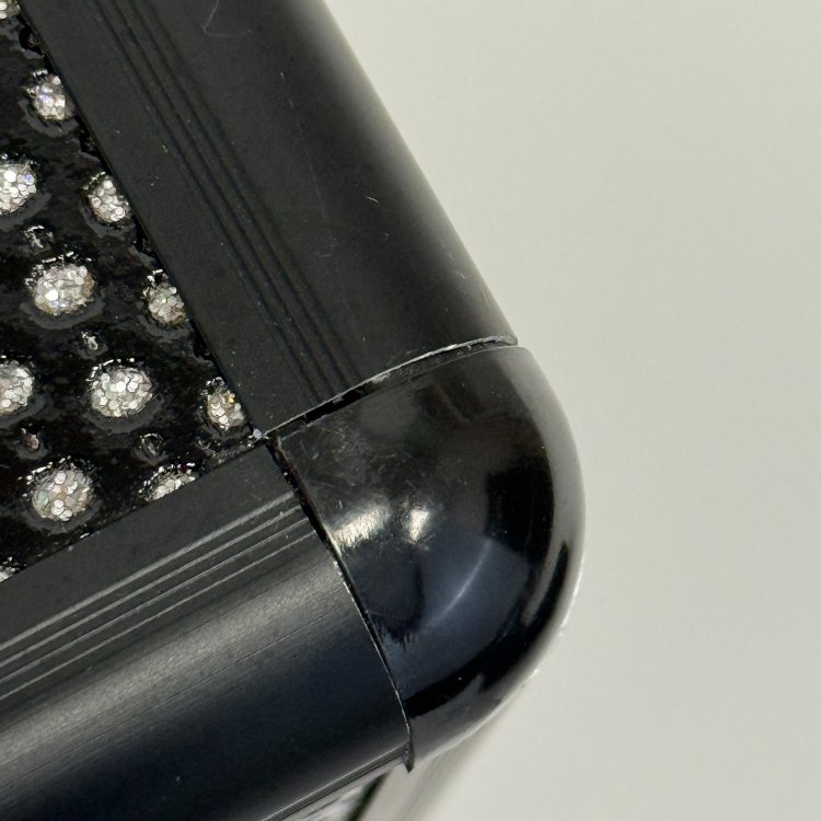 Επαγγελματική Βαλίτσα Αλουμινίου Μαύρο με Στρας – Μικρή Φθορά στο Εσωτερικό