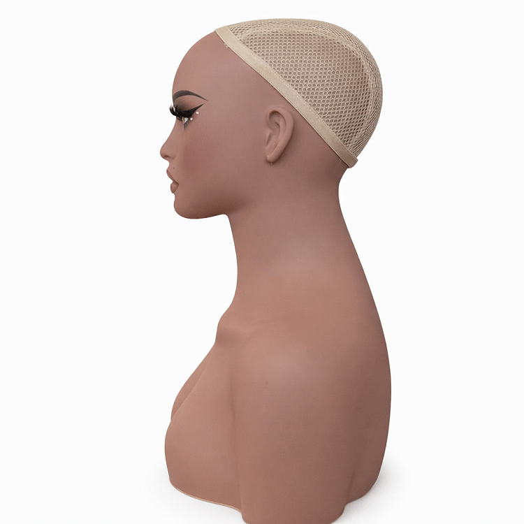 Seitenansicht des Christian Artesio weiblichen Mannequin-Kopfes mit Schultern in Tan mit Perückennetz für Perückenplatzierung.