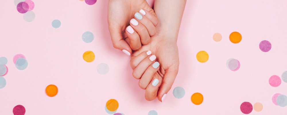 Entdecken Sie die besten Sommer-Nageldesigns und -farben!