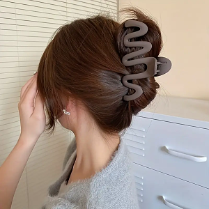 Large Wavy Hair Claw Clip Brown