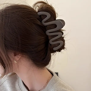 Large Wavy Hair Claw Clip Brown