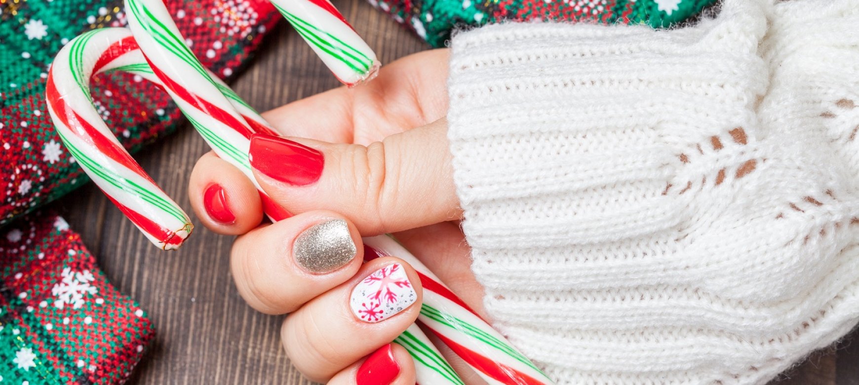 Christmas nails: Όλα τα σχέδια και χρώματα που πρέπει να επιλέξετε για να έχετε λαμπερά άκρα για τις γιορτές!